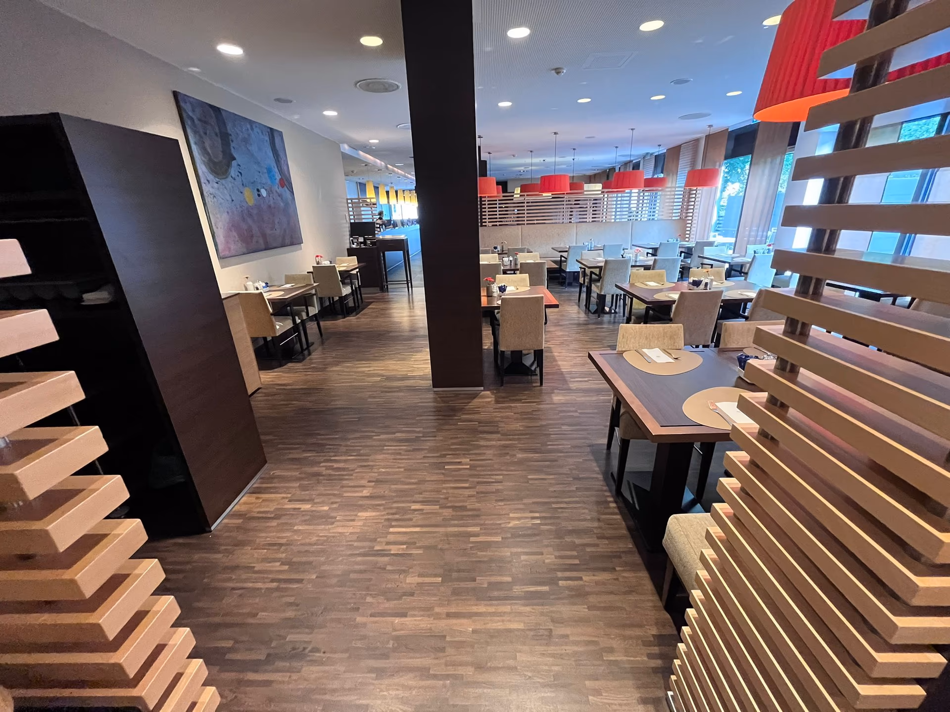 Weitläufige Bodenfläche zwischen den Sitzbereichen eines Restaurants