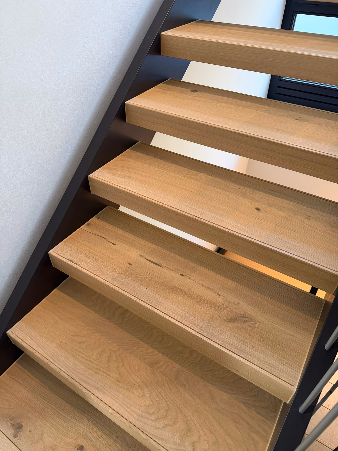 Nahansicht von Holzstufen an einer offenen Treppe