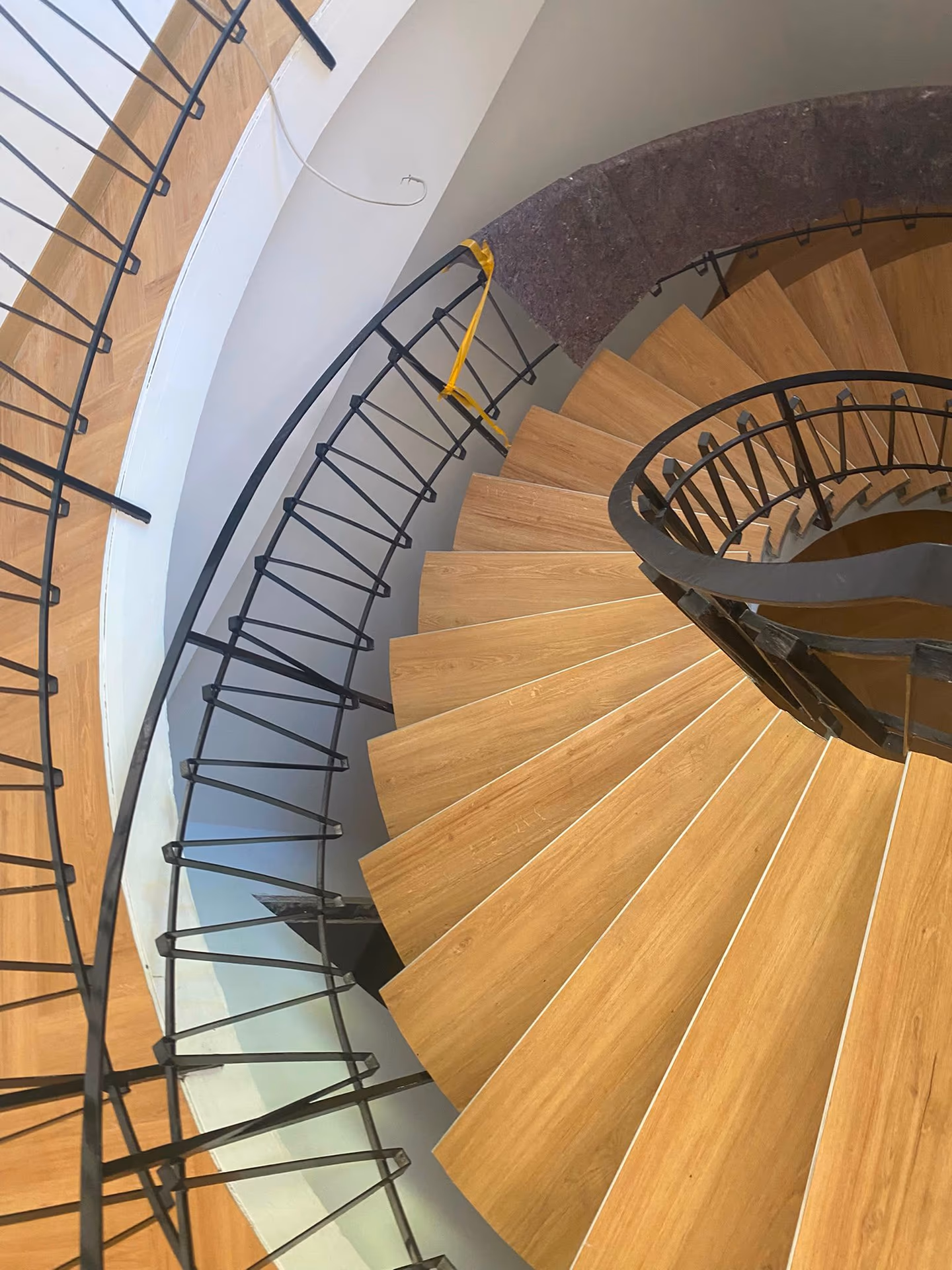 Geschwungene Treppe mit hellen Stufen während der Arbeiten